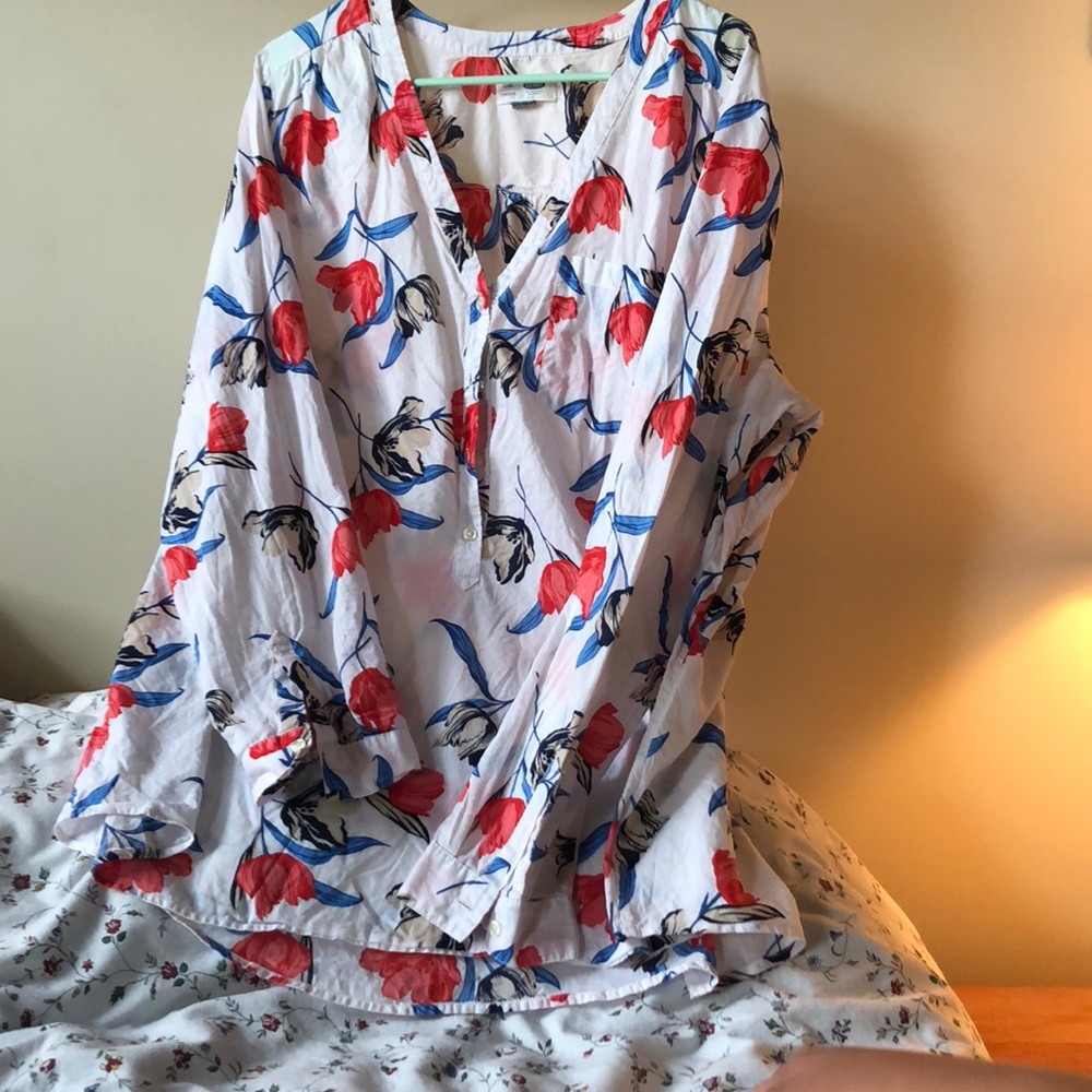 Flower print button down, great for work! ON XXL